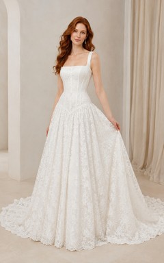 Vestido de novia de corte A con escote cuadrado y encaje, cola de capilla.