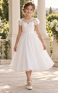 Vestido de niña de flores blanco de corte A con encaje y tul, manga corta, efecto ilusión y doble lazo, largo hasta la rodilla.