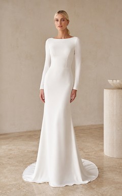 Robe de mariée minimaliste de style balroom, en satin, coupe fourreau, manches longues et col bateau, avec traîne.