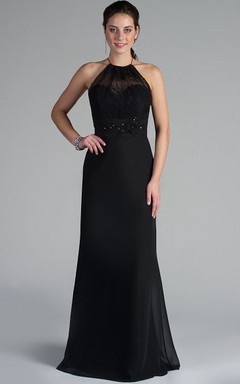 Langes Chiffonkleid mit Spaghettiträgern, hohem Kragen und Kristall- und Perlenverzierungen – perfekt für die Mutter der Braut.