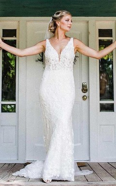 Vestido de novia ajustado sin mangas con escote en V pronunciado y encaje