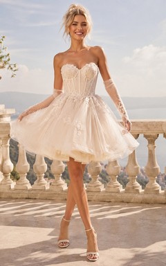 Glamuroso vestido de novia corto sin tirantes con escote corazón, corsé de tul y corte en A para recepción.