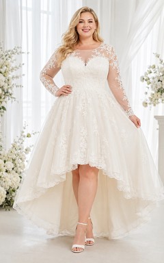 Robe de mariée grande taille à manches en dentelle et décolleté asymétrique, style studio