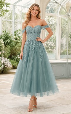 Vestido de novia romántico de corte A, largo hasta la rodilla, con encaje y tul, color azul acero, hombros descubiertos.