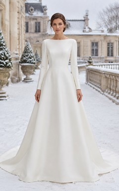 Robe de mariée minimaliste en satin, coupe trapèze, col bateau, manches longues et traîne.