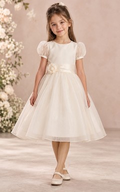 Robe de demoiselle d'honneur ivoire modeste, mi-longue, manches bouffantes, ceinture oblique, rosette compacte, évasée