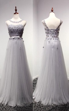 Bodenlanges Tüllkleid mit Applikationen und Schnürung am Rücken