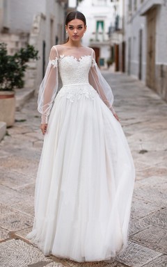 Elegante vestido de novia de corte A, largo hasta el suelo, con mangas largas y escote barco, apliques y pliegues.