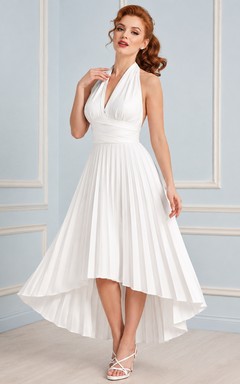 Vestido de noche vintage blanco de satén plisado con escote halter y bajo asimétrico