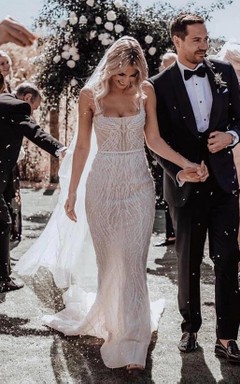 Vestido de novia bohemio de lujo con espalda descubierta, tirantes finos y detalles de cuentas.