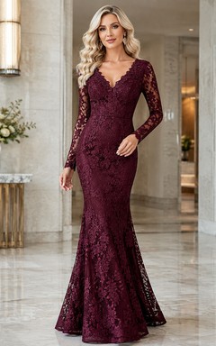 Elegantes, burgunderrotes Meerjungfrauen-Kleid mit V-Ausschnitt, Illusionsärmeln und Spitze – perfekt für reife Mütter.