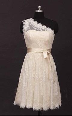 Robes courtes en dentelle à une épaule et sans manches, coupe trapèze