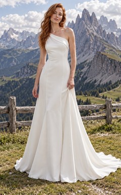 Sencillo vestido de novia de crepé de un solo hombro, corte en A, corpiño ajustado, largo hasta el suelo y cola corta.