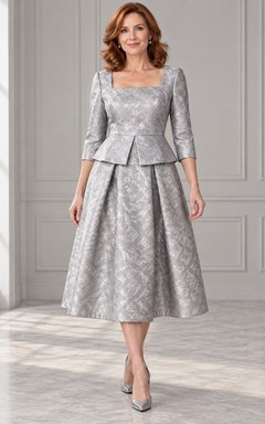 Robe de soirée argentée à col carré, manches trois-quarts, basque en jacquard, longueur thé, col carré et coupe trapèze.