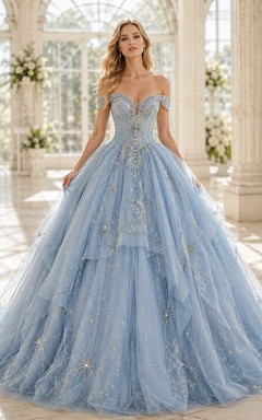 Vestido de quinceañera de tul bordado con cuentas, hombros descubiertos y cola larga, color azul cielo fantasía.