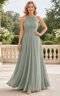 Elegantes, bodenlanges A-Linien-Chiffonkleid in Salbeigrün für die Mutter der Braut mit plissiertem Neckholder-Ausschnitt, juwelenbesetzter Taille und offenem Rücken.