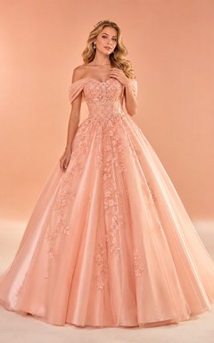 Robe de bal romantique de princesse pour quinceañera, épaules dénudées et décolleté cœur, en dentelle florale pastel corail, style studio.