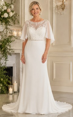 Robe de mariée fourreau à manches papillon pour mariées plus âgées, avec corsage illusion en dentelle