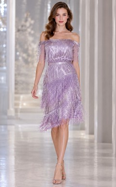 Robe de cocktail fourreau à franges, épaules dénudées, manches courtes et sequins lavande, longueur genou