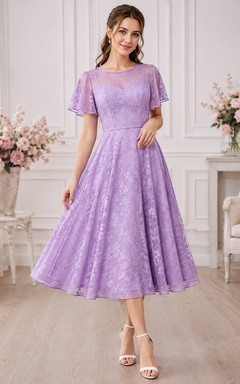 Teelanges, kurzärmeliges, lavendelfarbenes Spitzenkleid in A-Linie, elegant und formell