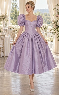 Vestido de dama de honor vintage de tafetán color lavanda, largo hasta la rodilla, escote corazón y mangas abullonadas.