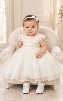 Elegantes, romantisches und bezauberndes Taufkleid mit Perlenbesatz, A-Linien-Spitzenoberteil und knielangen Ärmeln aus Tüll und Schmucksteinen.