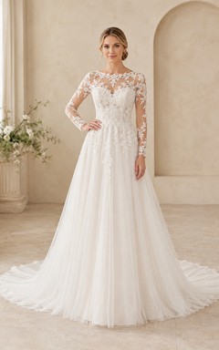 Robe de mariée en dentelle et tulle, coupe trapèze, col rond, manches longues et traîne chapelle.