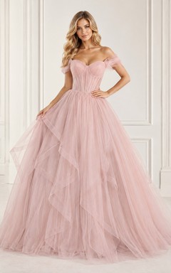 Romantisches Prinzessinnen-Ballkleid aus Tüll, schulterfrei, mit herzförmigem Dekolleté und fließenden Rüschen.