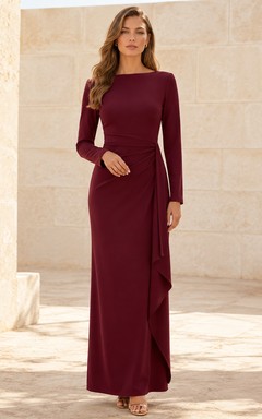 Vestido de invitada largo hasta el suelo, de punto color burdeos con escote barco, mangas largas, drapeado lateral, espalda cubierta y costura central.