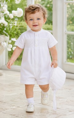 Body de bautizo blanco minimalista de manga corta con cuello mandarín para bebé niño.