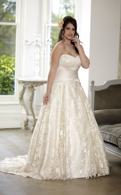 Robe trapèze longue sans manches en dentelle, décolleté cœur, traîne courte, dos lacé et plissé