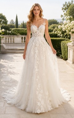 Vestido de novia de corte A con tirantes finos, apliques y cola de capilla.