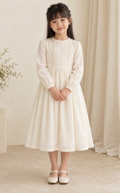 Schlichtes, dezentes, langärmeliges, cremefarbenes Blumenmädchenkleid mit schmalem Spitzeneinsatz, gerafften Bündchen, A-Linie und Knopfleiste am Rücken.