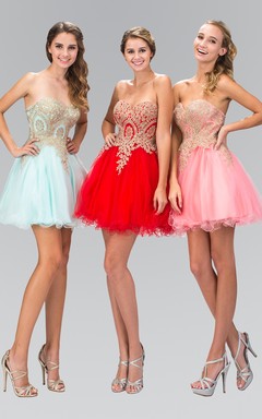 Vestido corto sin mangas con escote corazón y corte en A, adornado con cuentas.