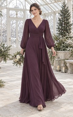 Vestido de dama de honor de gasa color ciruela con escote en V y mangas abullonadas largas