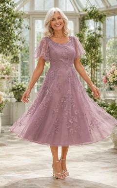 Rosa Mutterspitzenkleid mit eckigem Ausschnitt, kurzen Ärmeln, A-Linien-Schnitt und Teelänge