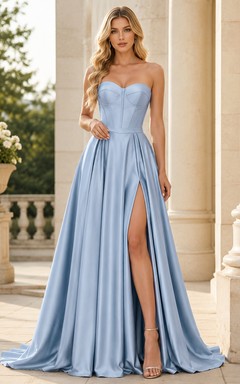 Puderblaues, trägerloses A-Linien-Abendkleid aus Satin mit herzförmigem Ausschnitt und vorderem Schlitz