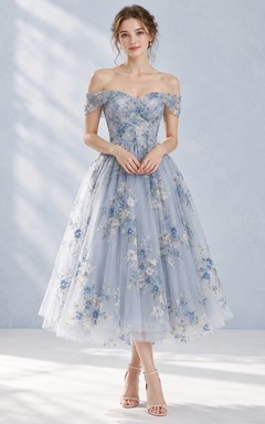 Vestido de dama de honor vintage de tul azul cielo con estampado floral y hombros descubiertos, largo hasta la rodilla
