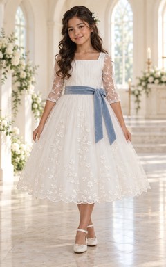 Vestido de niña de flores blanco con escote cuadrado, corte en A, estampado floral, encaje, mangas tres cuartos y fajín azul, largo hasta la rodilla.