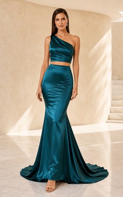 Zweiteiliges dunkelgrünes, einseitig schulterfreies Brautkleid aus Satin im Meerjungfrauenstil mit Schleppe