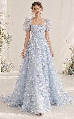 Vestido de novia azul cielo con escote cuadrado, mangas abullonadas y cola de organza floral.