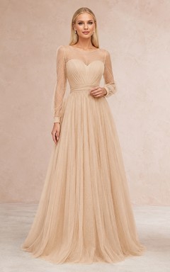 Elegante vestido de noche largo hasta el suelo de tul color champán con escote corazón y mangas largas.
