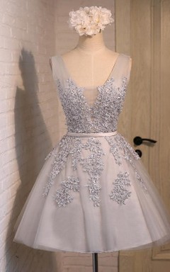 Kurzes Kleid aus Tüllspitze mit V-Ausschnitt, Schleife, Perlenapplikationen und V-Ausschnitt