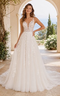 Robe de mariée romantique en dentelle, col V, coupe trapèze, traîne chapelle, style jardin
