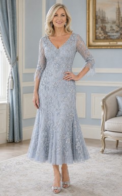 Robe de mariée bleu ciel en dentelle et tulle, coupe sirène, manches 3/4, col en V, longueur midi, détails à volants