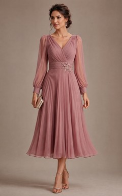 Robe trapèze en mousseline rose poudré à col V et manches longues, longueur thé, coupe trapèze, col V.