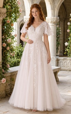 A-Linien-Brautkleid mit V-Ausschnitt, flatternden Ärmeln und Spitze für eine Hochzeit im Innenhof