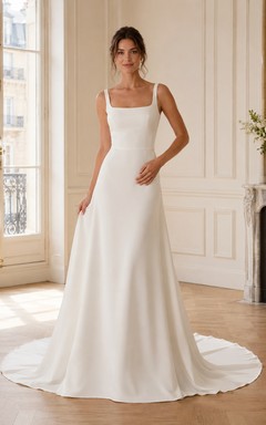 Vestido de novia minimalista de corte A, sin mangas, de satén refinado, con escote cuadrado y cola de capilla.
