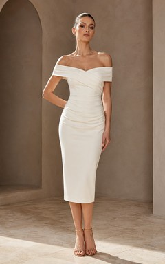 Robe de mariée civile moderne en satin drapé, épaules dénudées, longueur thé, simple
