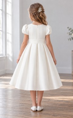 Schlichtes elfenbeinfarbenes, teelanges Blumenmädchenkleid aus Satin mit spitzer Schleife, kurzen Puffärmeln und Kastenplissee